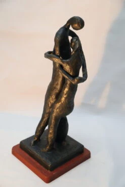 Abbraccio - - Sculpture By -