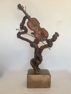 Le Violon De La Vigne - - Sculpture By -